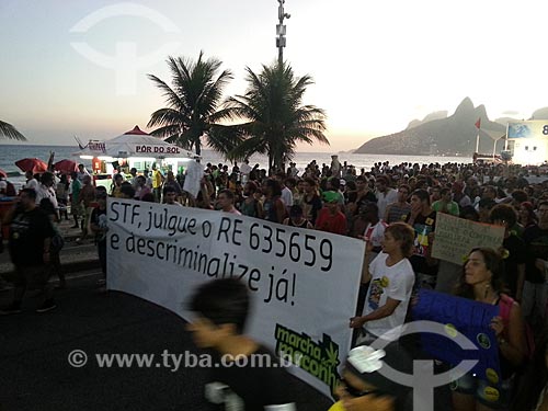  Assunto: Faixa pedindo a descriminalização da maconha durante a Marcha da Maconha na Avenida Vieira Souto - foto feita com celular Samsung Galaxy S3 / Local: Ipanema - Rio de Janeiro (RJ) - Brasil / Data: 05/2013 