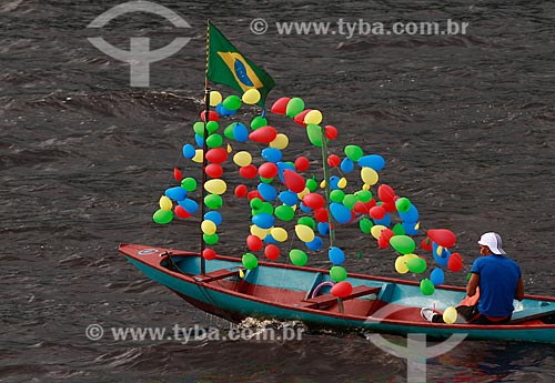  Assunto: Barco enfeitado com balões coloridos durante a tradicional Procissão Fluvial de São Pedro / Local: Manaus - Amazonas (AM) - Brasil / Data: 06/2013 