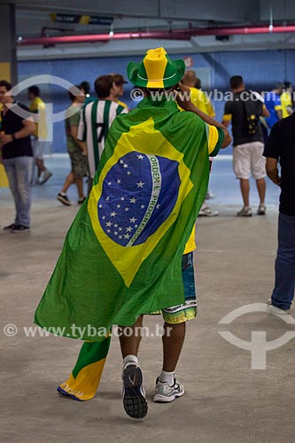  Torcedor com bandeira do Brasil no entorno do Maracanã antes do jogo entre Brasil x Espanha pela final da Copa das Confederações  - Rio de Janeiro - Rio de Janeiro - Brasil