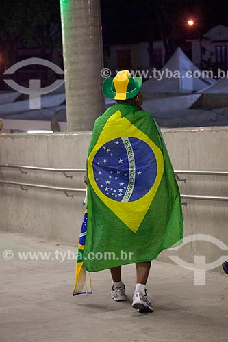  Torcedor com bandeira do Brasil no entorno do Maracanã antes do jogo entre Brasil x Espanha pela final da Copa das Confederações  - Rio de Janeiro - Rio de Janeiro - Brasil