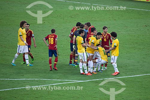  Jogadores ajudando Neymar a se levantar depois de falta cometida pelo zagueiro Gerard Piqué no jogo entre Brasil x Espanha pela final da Copa das Confederações  - Rio de Janeiro - Rio de Janeiro - Brasil