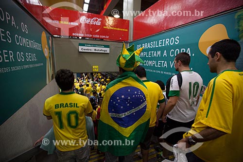  Torcedores na estação de metrô após o jogo entre Brasil x Espanha pela final da Copa das Confederações no Maracanã  - Rio de Janeiro - Rio de Janeiro - Brasil