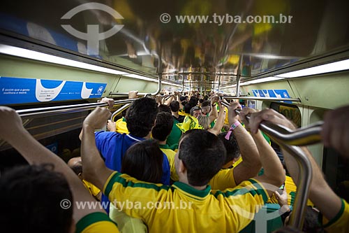  Assunto: Torcedores no metrô após o jogo entre Brasil x Espanha pela final da Copa das Confederações no Estádio Jornalista Mário Filho - também conhecido como Maracanã / Local: Maracanã - Rio de Janeiro (RJ) - Brasil / Data: 06/2013 