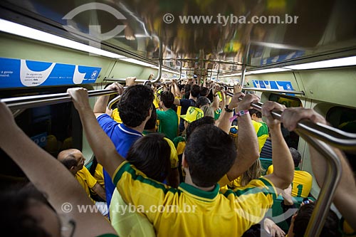  Assunto: Torcedores no metrô após o jogo entre Brasil x Espanha pela final da Copa das Confederações no Estádio Jornalista Mário Filho - também conhecido como Maracanã / Local: Maracanã - Rio de Janeiro (RJ) - Brasil / Data: 06/2013 