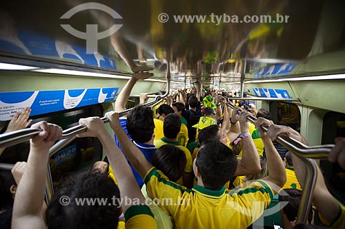  Assunto: Torcedores no metrô após o jogo entre Brasil x Espanha pela final da Copa das Confederações no Estádio Jornalista Mário Filho - também conhecido como Maracanã / Local: Maracanã - Rio de Janeiro (RJ) - Brasil / Data: 06/2013 