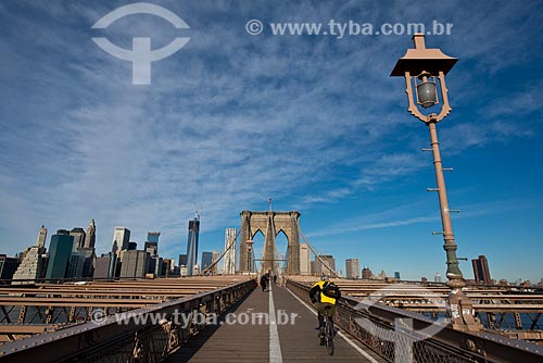  Assunto: Ciclista atravessando a Ponte do Brooklyn (1883) / Local: Nova Iorque - Estados Unidos da América - EUA / Data: 01/2013 