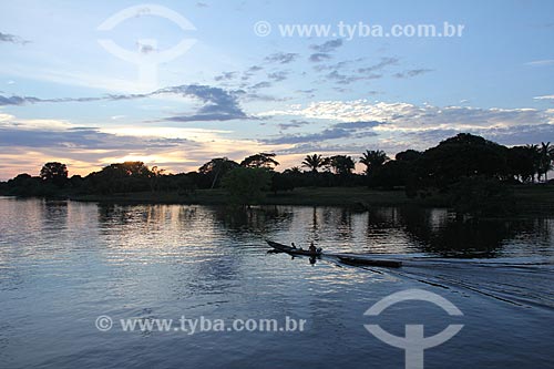  Assunto: Canoa navegando no Rio Amazonas próximo à Parintins / Local: Parintins - Amazonas (AM) - Brasil / Data: 06/2013 