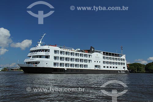  Assunto: Navio cruzeiro navegando no Rio Amazonas próximo à Parintins / Local: Parintins - Amazonas (AM) - Brasil / Data: 06/2013 