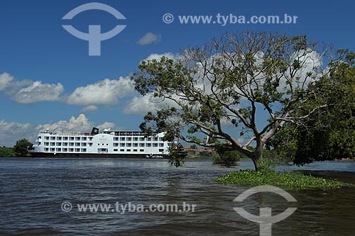  Assunto: Navio cruzeiro às margens do Rio Amazonas próximo à Parintins / Local: Parintins - Amazonas (AM) - Brasil / Data: 06/2013 
