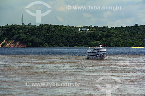  Assunto: Barco navegando próximo ao encontro das águas do Rio Negro e Rio Solimões / Local: Manaus - Amazonas (AM) - Brasil / Data: 07/2013 