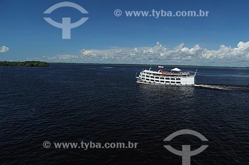  Assunto: Barco navegando no Rio Negro / Local: Manaus - Amazonas (AM) - Brasil / Data: 07/2013 