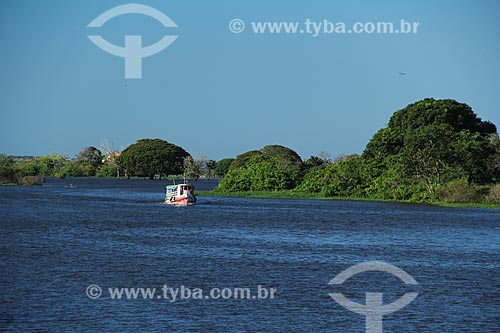  Assunto: Barco navegando no Rio Negro próximo à Manaus / Local: Manaus - Amazonas (AM) - Brasil / Data: 06/2013 
