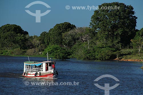  Assunto: Barco navegando no Rio Negro próximo à Manaus / Local: Manaus - Amazonas (AM) - Brasil / Data: 06/2013 