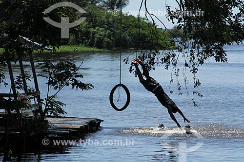  Assunto: Jovens nadando no Rio Amazonas próximo à Parintins / Local: Parintins - Amazonas (AM) - Brasil / Data: 06/2013 