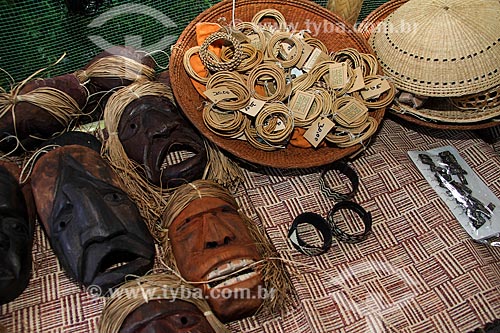  Assunto: Artesanato indígena em madeira e palha - máscaras,  pulseiras e brincos / Local: Parintins - Amazonas (AM) - Brasil / Data: 06/2013 