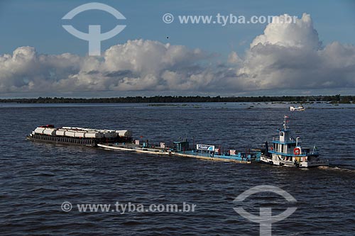  Assunto: Balsa transportando contêiners no Rio Negro / Local: Manaus - Amazonas (AM) - Brasil / Data: 07/2013 