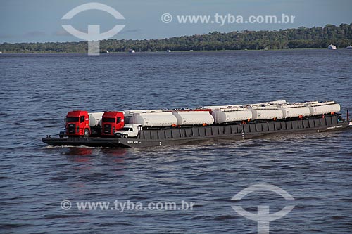  Assunto: Balsa transportando carrocerias de caminhões-tanque no Rio Amazonas próximo à Itacoatiara / Local: Itacoatiara - Amazonas (AM) - Brasil / Data: 07/2013 