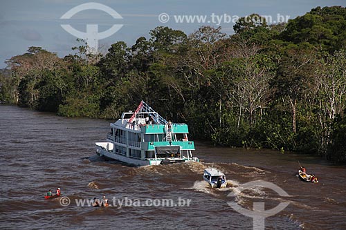 Assunto: Barco navegando no Rio Amazonas próximo à Itacoatiara / Local: Itacoatiara - Amazonas (AM) - Brasil / Data: 07/2013 