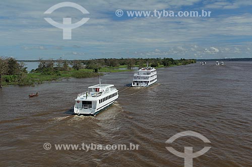  Assunto: Barcos navegando no Rio Amazonas próximo à Itacoatiara / Local: Itacoatiara - Amazonas (AM) - Brasil / Data: 07/2013 