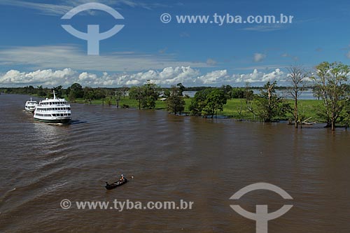  Assunto: Barcos navegando no Rio Amazonas próximo à Itacoatiara / Local: Itacoatiara - Amazonas (AM) - Brasil / Data: 07/2013 