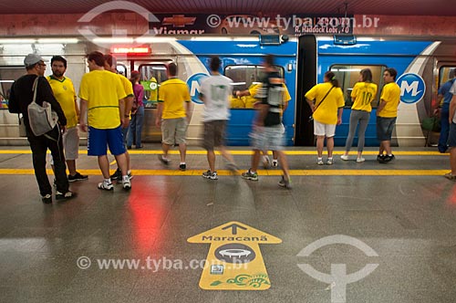  Torcedores na estação de metrô após o jogo entre Brasil x Espanha pela final da Copa das Confederações no Maracanã  - Rio de Janeiro - Rio de Janeiro - Brasil