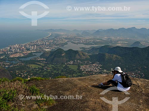  Assunto: Homem fotografando no topo da Pedra Bonita com a Barra da Tijuca ao fundo / Local: São Conrado - Rio de Janeiro (RJ) - Brasil / Data: 06/2007 