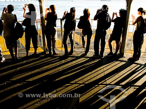  Assunto: Pessoas fotografando a paisagem durante a travessia da barca para a Ilha de Paquetá / Local: Rio de Janeiro (RJ) - Brasil / Data: 10/2009 