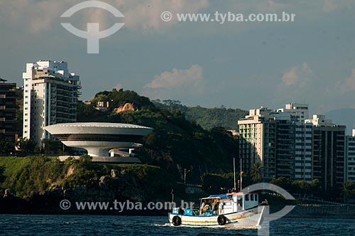  Assunto: Barco de pesca na Baía de Guanabara com o Museu de Arte Contemporânea de Niterói (1996) ao fundo / Local: Boa Viagem - Niterói - Rio de Janeiro (RJ) - Brasil / Data: 01/2007 