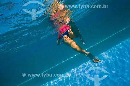  Assunto: Mulher nadando na piscina do Fluminense Football Club / Local: Laranjeiras - Rio de Janeiro (RJ) - Brasil / Data: 2005 