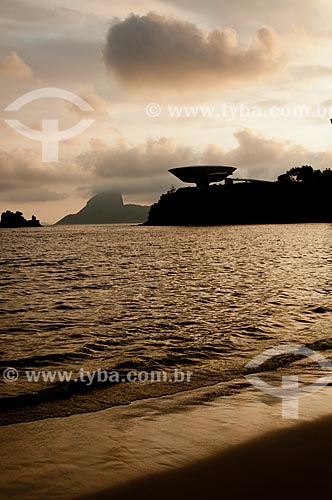  Assunto: Museu de Arte Contemporânea de Niterói (1996) com o Pão de Açúcar ao fundo / Local: Boa Viagem - Niterói - Rio de Janeiro (RJ) - Brasil / Data: 12/2010 