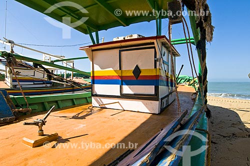  Barco pesqueiro na praia de Farol de São Thomé, pescadores deixam seus barcos na areia por não possuírem porto para o atracamento e precisam utilizar tratores para levar os barcos até o mar  - Campos dos Goytacazes - Rio de Janeiro - Brasil