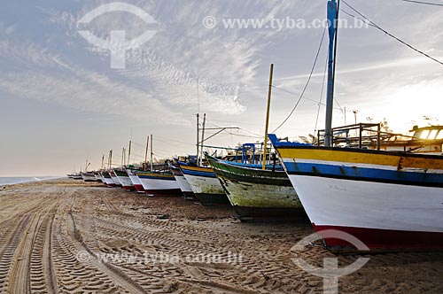  Barcos pesqueiros na praia de Farol de São Thomé, pescadores deixam seus barcos na areia por não possuírem porto para o atracamento e precisam utilizar tratores para levar os barcos até o mar  - Campos dos Goytacazes - Rio de Janeiro - Brasil