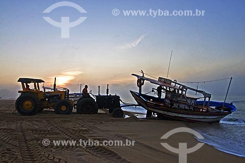  Trator puxando barco de pesca para a areia na Praia de Farol de SÃ£o ThomÃ© - Pescadores utilizam tratores para puxar e empurrar as embarcaÃ§Ãµes do mar para a areia por nÃ£o possuÃ­rem porto para o atracamento dos barcos  - Campos dos Goytacazes - Rio de Janeiro - Brasil