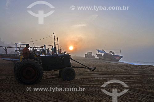  Tratores na areia da Praia de Farol de São Thomé - Pescadores utilizam tratores para puxar e empurrar as embarcações do mar para a areia por não possuírem porto para o atracamento dos barcos  - Campos dos Goytacazes - Rio de Janeiro - Brasil