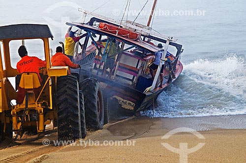  Trator puxando barco de pesca para a areia na Praia de Farol de São Thomé - Pescadores utilizam tratores para puxar e empurrar as embarcações do mar para a areia por não possuírem porto para o atracamento dos barcos  - Campos dos Goytacazes - Rio de Janeiro - Brasil