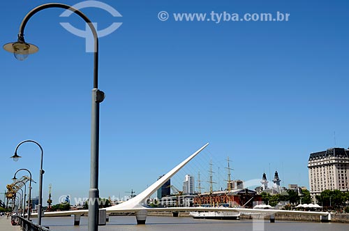  Vista da Puente de la Mujer (Ponte da Mulher) com o Buque Museo Fragata ARA Presidente Sarmiento (Navio Museu Fragata Presidente Sarmiento) ao fundo  - Buenos Aires - Argentina