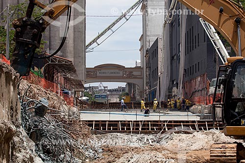  Assunto: Canteiro de obras da Via Binário do Porto com o prédio do Moinho Fluminense ao fundo / Local: Rio de Janeiro (RJ) - Brasil / Data: 02/2013 