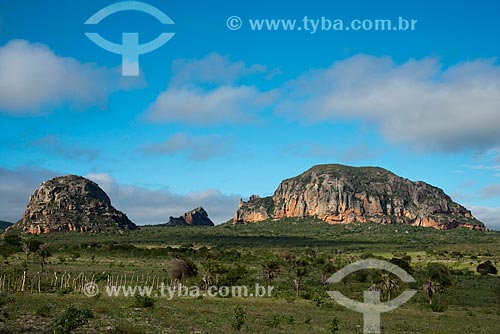 Assunto: Vista da pedra do Elefante localizada próximo a Aldeia ou Comunidade Mina Grande - Terra Índígena Kapinawá no Parque Nacional do Catimbau / Local: Buíque - Pernambuco (PE) - Brasil / Data: 06/2013 
