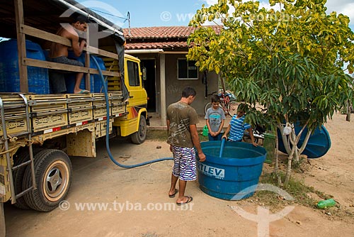  Índios da Etnia Kapinawá na aldeia Malhador recebendo caminhão de água - Terra Indígena Kapinawá no Parque Nacional do Catimbau -  Imagem licenciada -  ACRÉSCIMO DE 100% SOBRE O VALOR DE TABELA  - Buíque - Pernambuco - Brasil