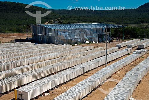  Assunto: Placas de gesso utilizadas na fabricação de portas corta fogo secando ao sol / Local: Custódia - Pernambuco (PE) - Brasil / Data: 06/2013 