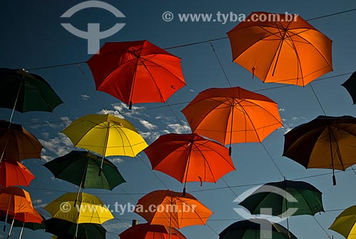  Assunto: Guarda-chuvas coloridos utilizados como decoração de inverno - Autoria do projeto: Claudia Peressoni / Local: Canela - Rio Grande do Sul (RS) - Brasil / Data: 07/2013 