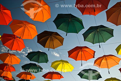  Assunto: Guarda-chuvas coloridos utilizados como decoração de inverno - Autoria do projeto: Claudia Peressoni / Local: Canela - Rio Grande do Sul (RS) - Brasil / Data: 07/2013 