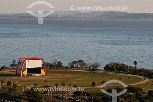  Assunto: Anfiteatro Pôr do Sol no Parque Maurício Sirotsky Sobrinho - também conhecido como Parque da Harmonia - com o Lago Guaíba ao fundo / Local: Porto Alegre - Rio Grande do Sul (RS) - Brasil / Data: 07/2013 