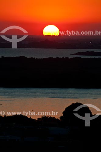  Assunto: Pôr do sol às margens do Lago Guaíba / Local: Porto Alegre - Rio Grande do Sul (RS) - Brasil / Data: 07/2013 