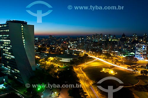  Vista aérea do Monumento aos Açorianos (1974) com o Centro Administrativo do Estado do Rio Grande do Sul (CAERGS) - também conhecido como Centro Administrativo Fernando Ferrari - e a Avenida Borges de Medeiros  - Porto Alegre - Rio Grande do Sul - Brasil