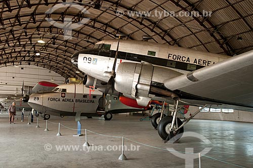  Assunto: Douglas DC-3 (C-47B) ?Skytrain? - avião destinado ao transporte das tropas - em exposição no Museu Aeroespacial  com o Grumman G-64 ?Albatross? ao fundo / Local: Campo dos Afonsos - Rio de Janeiro (RJ) - Brasil / Data: 08/2012 