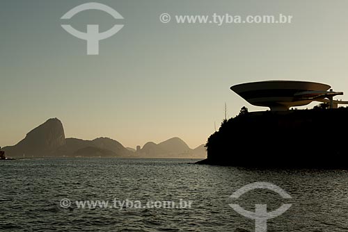  Assunto: Museu de Arte Contemporânea de Niterói (1996) com o Pão de Açúcar ao fundo / Local: Boa Viagem - Niterói - Rio de Janeiro (RJ) - Brasil / Data: 02/2013 