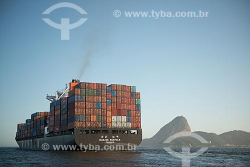  Assunto: Navio cargueiro na Baía de Guanabara com o Pão de Açúcar ao fundo / Local: Rio de Janeiro (RJ) - Brasil / Data: 02/2013 