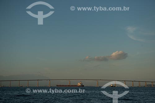  Assunto: Navio na Baía de Guanabara com a Ponte Rio-Niterói (1974) ao fundo / Local: Rio de Janeiro (RJ) - Brasil / Data: 02/2013 