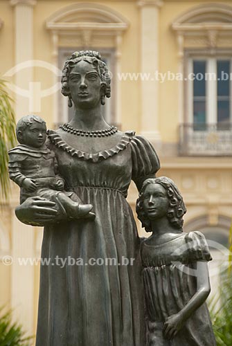  Estátua de Dona Leopoldina de Bragança e Bourbon  - Princesa do Brasil - (1997) - estátua de Dona Leopoldina e seus filhos Dona Maria da Glória, que viria a ser rainha de Portugal e Dom Pedro II no colo  - Rio de Janeiro - Rio de Janeiro - Brasil
